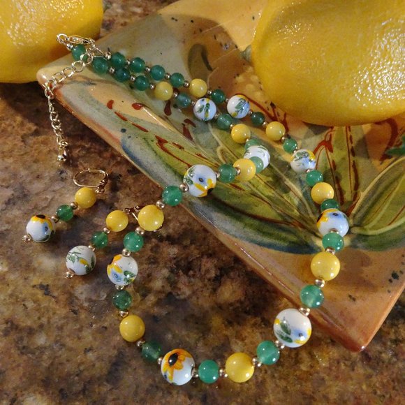 Handmade necklace/earring set in festive design with bold colors - Picture 3 of 8